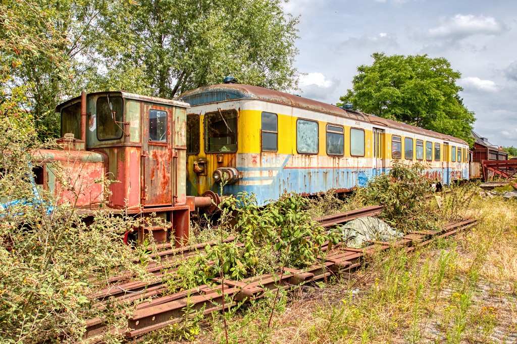 HDR urbex trein train chemin de fer Junkyard urban graffiti oldtimer junk decay vervallen abandoned abondonne vandalisme